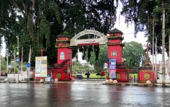 Demi Kenyamanan Para Pengunjung Pemkot Blitar Pasang Alat Pengusir Blekok di Alun – Alun.