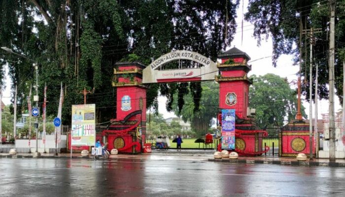 Demi Kenyamanan Para Pengunjung Pemkot Blitar Pasang Alat Pengusir Blekok di Alun – Alun.