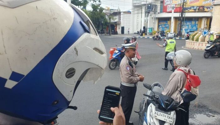 Dalam Penerapan ETLE Handheld Satlantas Tulungagung Menjaring Puluhan Pelanggar Lalu Lintas.