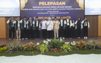 Plt. Bupati Tulungagung Mendampingi Gubernur Jawa Timur Pelepasan Siswa/i SMK Tulungagung Magang Ke Luar Negeri.