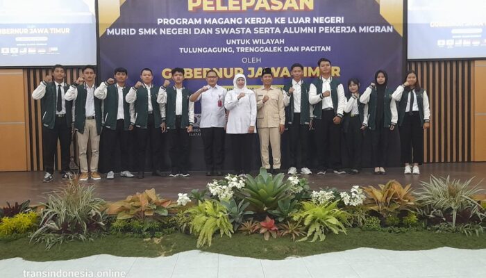 Plt. Bupati Tulungagung Mendampingi Gubernur Jawa Timur Pelepasan Siswa/i SMK Tulungagung Magang Ke Luar Negeri.