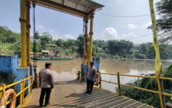 Polres Rejotangan Melakukan Kegiatan Pengawasan Di Sekitar Arus Aliran Kali Brantas.