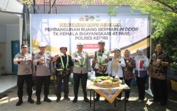 Pembangunan Ruang TK Kemala Bhayangkari 43 Pare, Dimulai Dengan Pertanda Peletakan Batu Pertama Oleh Kapolres.