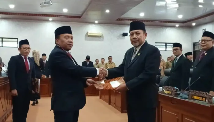 DPRD Trenggalek Menggelar Rapat Paripurna Pengambilan Sumpah Janji Terhadap Komarudin Dari Fraksi PKS.
