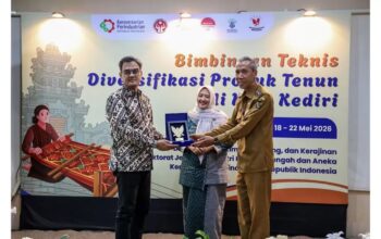 Industri Tenun Ikat Kota Kediri Melesat Menembus Pasar Modern.