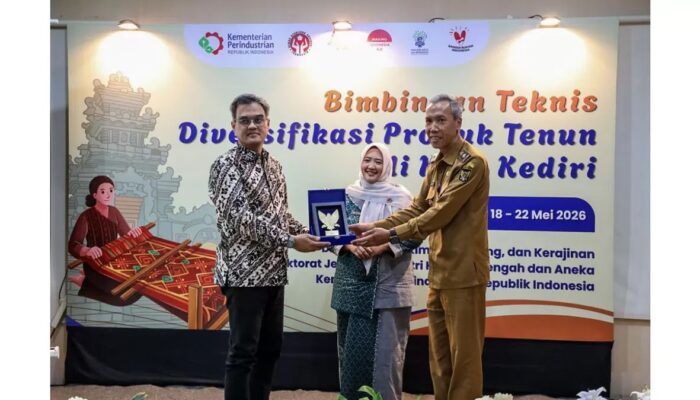 Industri Tenun Ikat Kota Kediri Melesat Menembus Pasar Modern.