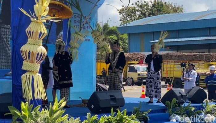 PG. Rejoso Manis Indo Kabupaten Blitar Melakukan Adat Sebelum Buka Giling Tebu Di hadiri Oleh Bupati dan Wakil Bupati.