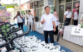 Plt. Bupati Tulungagung Bersama Dengan Dinas Sosial Kabupaten Tulungagung Menyalurkan Bantuan Dari Kemensos RI.