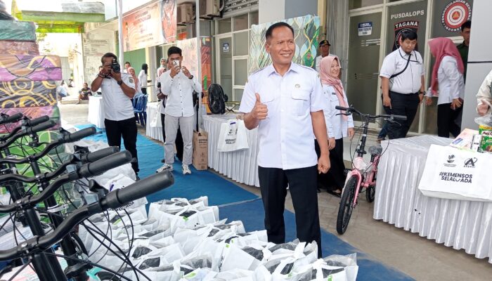 Plt. Bupati Tulungagung Bersama Dengan Dinas Sosial Kabupaten Tulungagung Menyalurkan Bantuan Dari Kemensos RI.