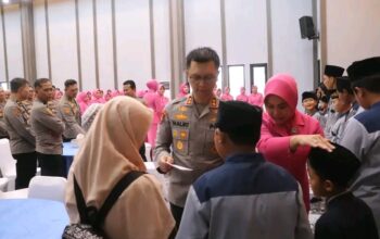 Wujud Rasa Syukur di Hari Ulang Tahun, Kapolres Trenggalek dan Ketua Bhayangkari Cabang Trenggalek Berbagi Santunan kepada Anak Yatim Piatu