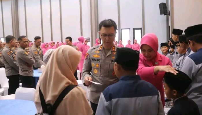 Wujud Rasa Syukur di Hari Ulang Tahun, Kapolres Trenggalek dan Ketua Bhayangkari Cabang Trenggalek Berbagi Santunan kepada Anak Yatim Piatu