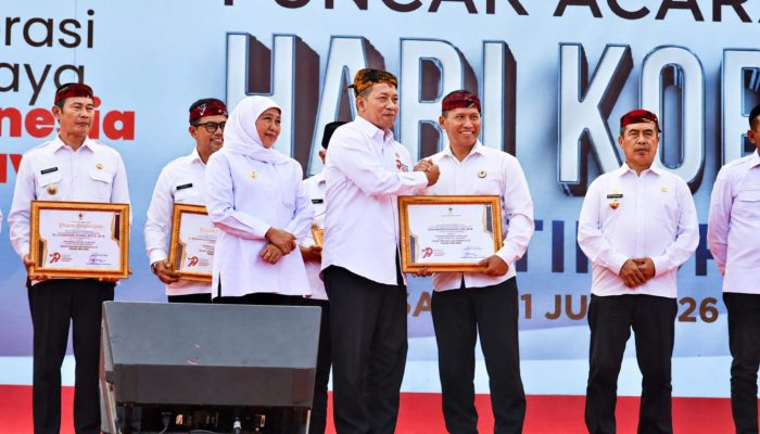 Plt Bupati Tulungagung Menerima Penghargaan Pembina Koperasi Andalan Jawa Timur Dari Kementerian Koperasi.