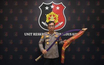 Polisi Gagalkan Pengiriman Klewang 1,3 Meter ke Remaja di Kudus, Terungkap Dibeli Lewat Marketplace untuk Koleksi.